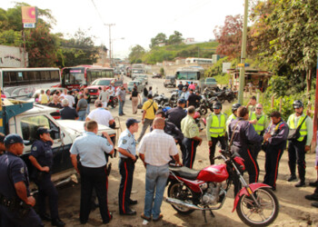 Los vecinos que residen por el sector Andrés Bello, se fueron a las calles a manifestarse en contra del cierre clandestino de un estacionamiento utilizado por la comunidad.