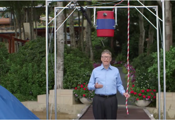 Hace unos días les contábamos acerca del peculiar desafío de Mark Zuckerberg a Bill Gates: arrojarse agua helada