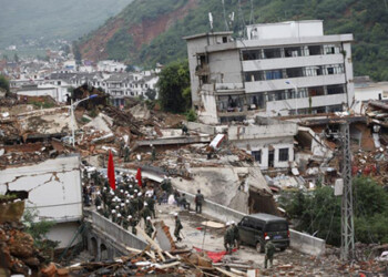 Un equipo de más de 20.000 militares, policías y bomberos buscan a contrarreloj y bajo la lluvia a los posibles supervivientes del terremoto en China  EFE