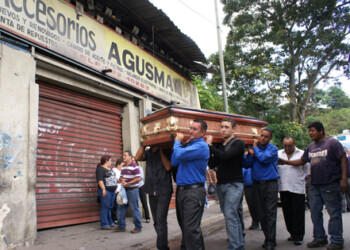 Compañeros de Rafael Sulbarán, trabajador del volante asesinado en Carrizalito, colocaron su féretro en el taller donde también trabajaba e hicieron un recorrido por la capital mirandina.