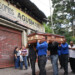 Compañeros de Rafael Sulbarán, trabajador del volante asesinado en Carrizalito, colocaron su féretro en el taller donde también trabajaba e hicieron un recorrido por la capital mirandina.