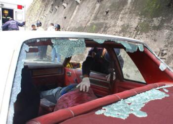 Una pareja de hermanos, ambos trabajadores del volante, fue recibido a plomo limpio en el barrio Retamal, uno de ellos herido auxilió al otro y lo montó como pudo al vehículo donde pereció a los pocos minutos.