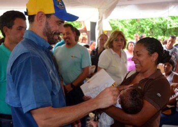 El gobernador Henrique Capriles, encabezó la XIV graduación de 202 mirandinos que forman parte del Plan Crecer en el Centro Cívico Cultural La Guadalupe, municipio Tomás Lander.
