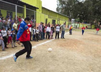 Con motivo de la inauguración del Polideportivo Hugo Chávez el presidente de la República, Nicolás Maduro recorrió Catia  AVN