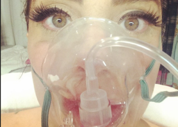 La cantante se tomó una selfie con una mascara de oxígeno este miércoles que compartió en su cuenta de Instagram