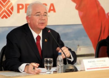 El ministro de Petróleo, Rafael Ramírez aseguró que a pesar del aumento de la gasolina en Venezuela, ésta no aumentará en el extranjero  ARCHIVO