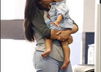 Kim aprovechó la situación para que su hija luciera un perfecto look en el vuelo con pendientes de diamantes