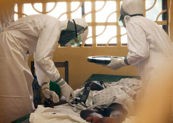 Hombres armados, que aseguraban que no hay ébola en Liberia, atacaron un centro de aislamiento de enfermos del virus en Monrovia, la capital, provocando la huida de 17 pacientes  AGENCIAS