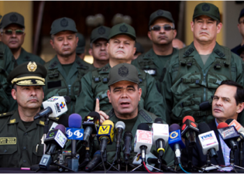 Venezuela informó ayer el despliegue de 17.000 militares en la frontera con Colombia para combatir el contrabando de productos básicos y combustibles  EFE