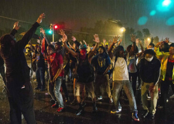 Unos 200 manifestantes no respetaron el toque de queda la noche de sábado a domingo y siete de ellos fueron detenidos en la localidad de Ferguson  CORT. REUTERS