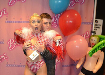 Después de haber ganado un concurso para conocer a Miley Cyrus al terminar su concierto en el Nassau Coliseum de Nueva York, un fan fue osado de tocarle los senos a la cantante para unas fotos
