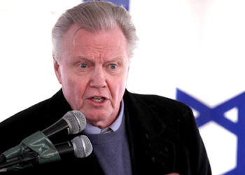 Voight señaló que tampoco hubiese podido asistir a la ceremonia, ya que tenía que ir a la premiación de los Emmy, que se realizó el lunes pasado