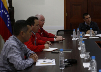 Izarra reiteró que el Ejecutivo responde y protege los intereses de los venezolanos
