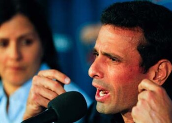 Capriles entregó certificados de Materiales de Construcción durante la asamblea
