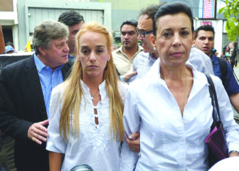 . Lilian Tintori, esposa de López, explicó que la situación que está viviendo la identifica con miles de madres venezolanas que se enfrentan a diario con el retardo procesal.