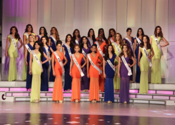 Osmel Sousa Presidente de la Organización Miss Venezuela realizó de manera muy ocurrente y dinámica como lo caracteriza la asignación de bandas a las candidatas al Miss Venezuela 2014