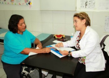 Especialistas toman muestras y estudian a los pacientes