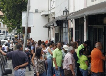Largas colas se formaron por pañales