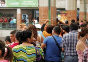 Largas filas se formaron en La Hoyada por pañales