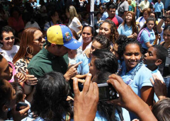 Gobernador Capriles informó que 250 mil libros serán repartidos en escuelas mirandinas