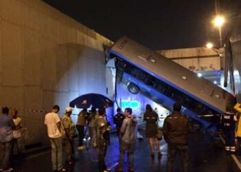 En una avenida de dos niveles, el bus quedó atascado entre las paredes del nivel inferior, chocando con la parte delantera del otro colectivo