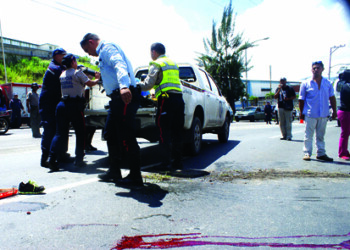 Gasoil en el  pavimento fue la razón por la cual el joven Gerónimo Gregorio Méndez Ramos (26),  perdió  la vida al mediodía de este lunes; quien se trasladaba en una moto Haojin roja placas AC4J07A  por la bajada El Tambor.