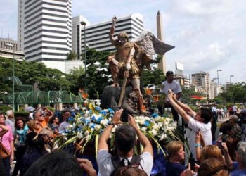 Caraqueños celebraron el día de San Miguel Arcángel este lunes en las calles con una caminata que partió desde Altamira hasta Chacaito que finalizó con una una misa solemne.