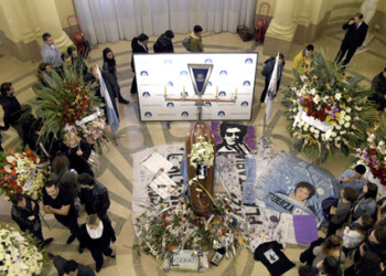 Cientos de personas desfilaban este viernes frente al féretro del músico argentino Gustavo Cerati