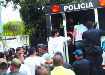 Familiares de internos que permanecen en los calabozos del Cuerpo de Investigaciones Científicas Penales y Criminalísticas (Cicpc), se mantienen a la expectativa, ante el traslado de 30 privados de libertad al recinto mirando. El hecho se produjo la mañana de este viernes.