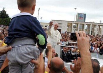 “Que nadie use la religión como pretexto para acciones contra la dignidad humana y los derechos fundamentales de todo hombre y mujer, sobre todo el derecho a la vida y el derecho de todo el mundo a la libertad religiosa”, dijo entre las multitudes
