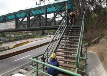 Personas exponen su integridad al no cruzar por las pasarelas. ARCHIVO