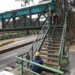 Personas exponen su integridad al no cruzar por las pasarelas. ARCHIVO