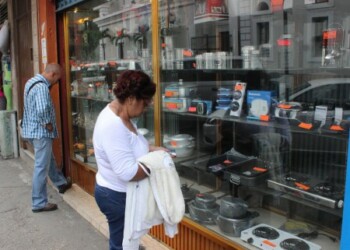 Tequeños observan vitrinas por los altos costos