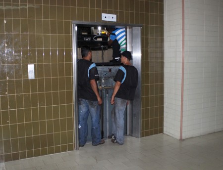 Hacen mantenimiento preventivo a ascensores
