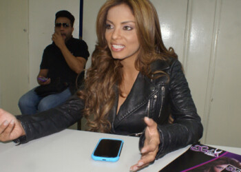 Cantante Glory contando sobre sus experiencias y shows