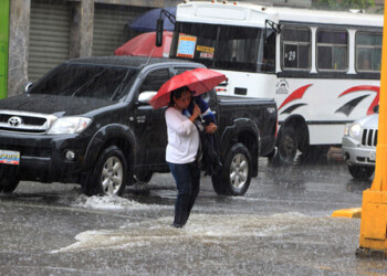 El deslizamiento de un talud en la principal arteria de San Diego – San José y al menos tres vías anegadas fue el saldo de las lluvias registradas este viernes en la capital del estado Miranda, cuando el caos vehicular marcó la pauta.