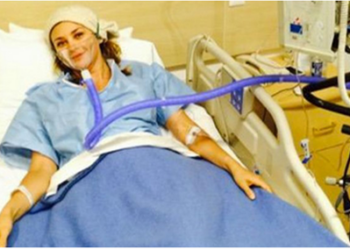 La artista de 39 años, actualmente se recupera con la ayuda de su “mejor enfermera”, su mamá
