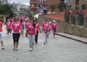 Bulevar de recta de Las Minas, donde la falta de luminarias contribuye a la acción de los mala conductas. ARCHIVO