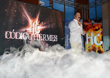 Hermes Ramírez , realizó una cadena de oración y dio recomendaciones espirituales para el amor, la prosperidad y el bienestar (FOTO / CORT. RICHARD LINARES)