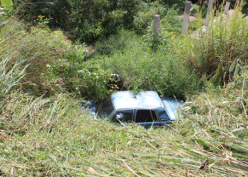 El sonido de las sirenas policiales, así como el desespero y los nervios de los delincuentes, provocaron  que el carro se precipitara hasta lo profundo de un barranco