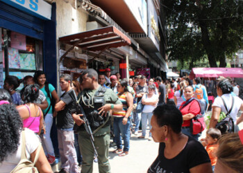 A las afueras de Todofertas los consumidores se inquietaban cuando la fila no corría, pues temían quedarse sin el artículo