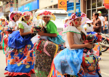 Niños y adultos bailaron este miércoles las calles de Los Teques para bailar al ritmo de las burriquitas