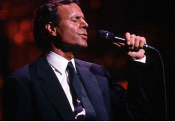 Julio Iglesias se ha unido a las muestras públicas de dolor por la muerte del modisto Óscar de la Renta
