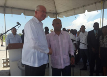 Rafael Ramírez, junto al primer ministro haitiano, Laurent Lamothe, realizaron este miércoles la declaración conjunta sobre acuerdos entre Venezuela y Haití