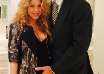 Piqué posa su mano en la barriga de su novia.