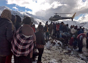 Los senderistas que desde hacía días permanecían bloqueados en el Campo Alto, por debajo de los 5.416 metros del paso de Throrung La en la ruta del Annapurna, comenzaron a descender por su cuenta