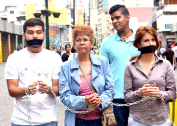 Luis Carlos Matos, consejero universitario de la UCV junto a Daniel Martínez Yabrudy, Presidente de la FCE de la USB, expresaron que continuarán en las calles protestando