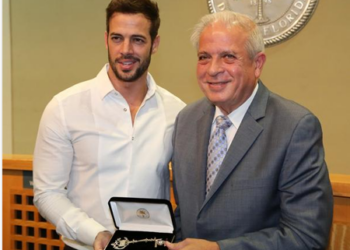 Levy fue honrado este lunes con las llaves de la ciudad de Miami por sus logros artísticos