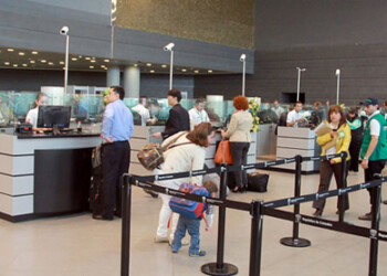 El Ministerio de Salud aclaró este miércoles  que este protocolo consiste en una serie de cuestionarios que se realizan progresivamente a los viajeros en los aeropuertos, sin retrasar sus desplazamientos