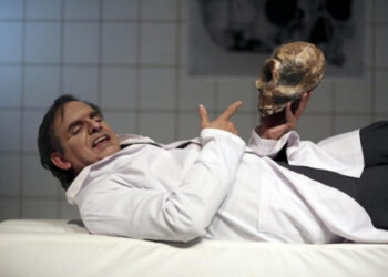 Para Sangre en el diván: El extraordinario caso del Dr. Chirinos Ibéyise Pacheco tuvo la oportunidad de entrevistar en numerosas ocasiones a los implicados y relacionados con el caso, y en especial al doctor Chirinos, quien fue sentenciado a 20 años de prisión